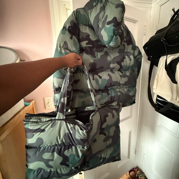 Nineteen Twenty Camouflage Puffer Coat - Picture 9 of 10